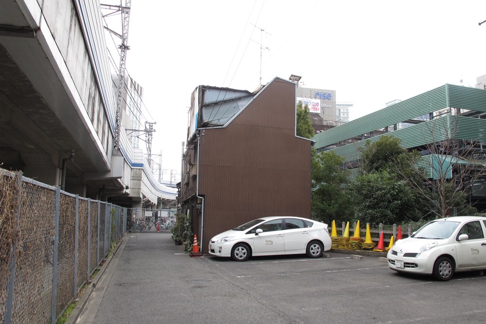 右側の鉄道柵裏が砧線軌道敷跡、右側の高架線は田園都市線／2013年3月3日 二子玉川