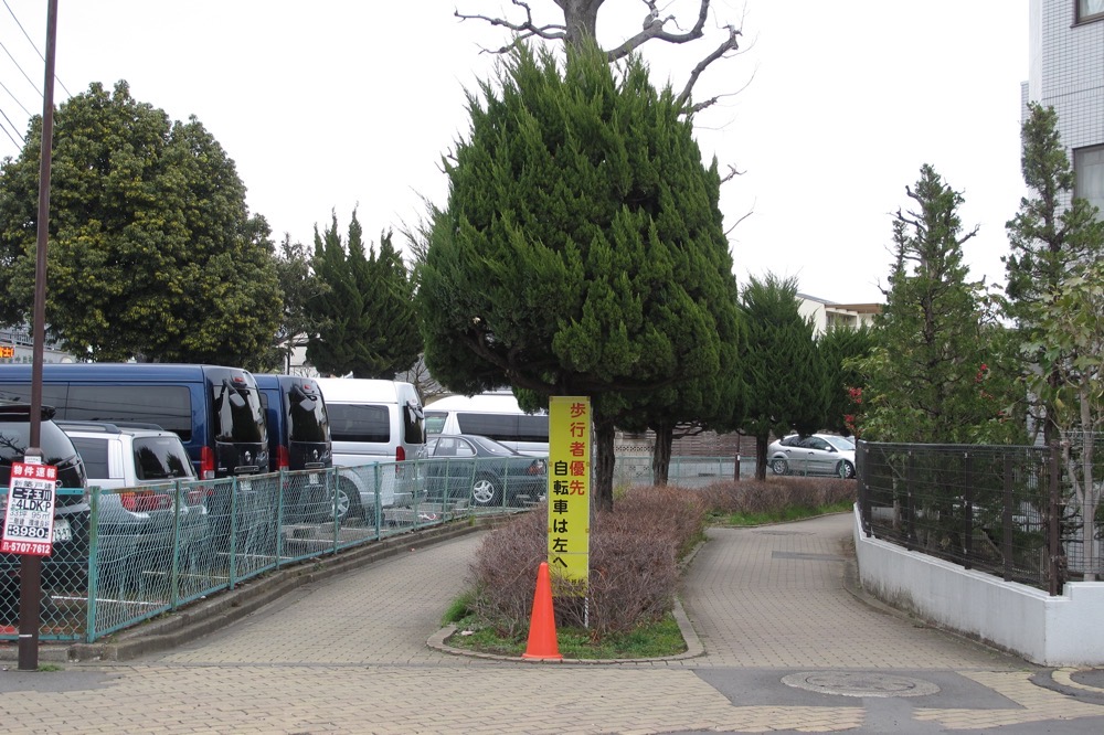 吉沢駅跡の砧線跡歩道の終端部／2013年3月3日 吉沢停留所