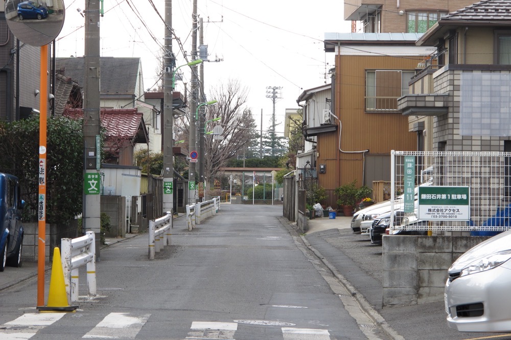 砧線軌道跡から見た砧本村駅跡／2013年3月3日 砧本村停留所付近