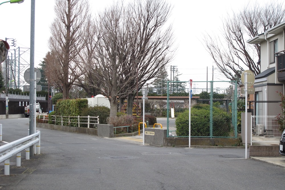 砧本村駅跡に設置された鎌田二丁目南公園／2013年3月3日 砧本村停留所付近