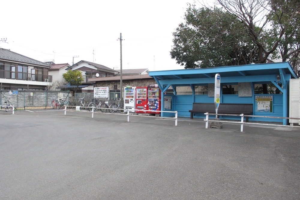 自動販売機付近が砧本村駅跡／2013年3月3日 砧本村停留所