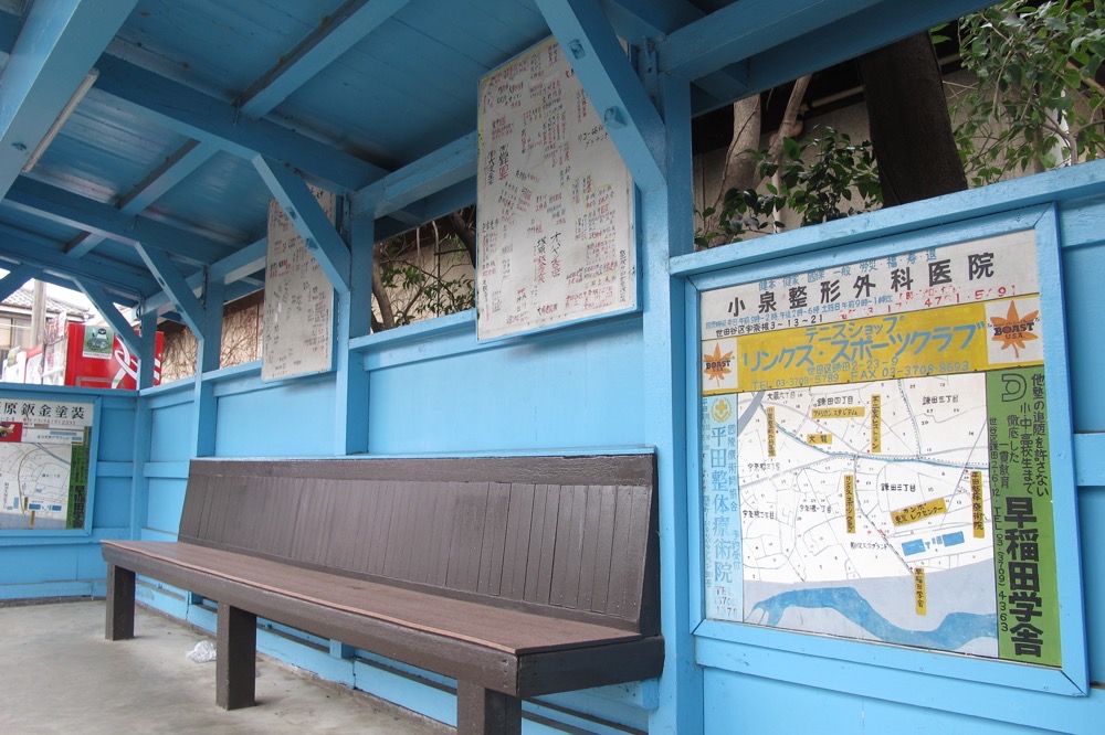砧本村バス待合所内部のベンチと周辺地図／2013年3月3日 砧本村停留所