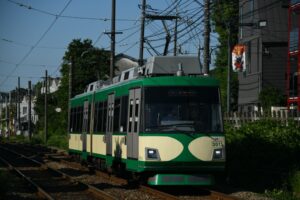 山下駅に停車中の301編成「『玉電カラー』電車」／2023年7月2日 山下駅