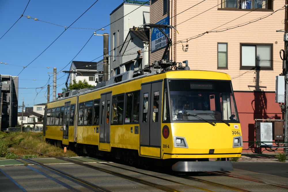 若林踏切を渡る306編成／2023年7月30日 西太子堂〜若林間