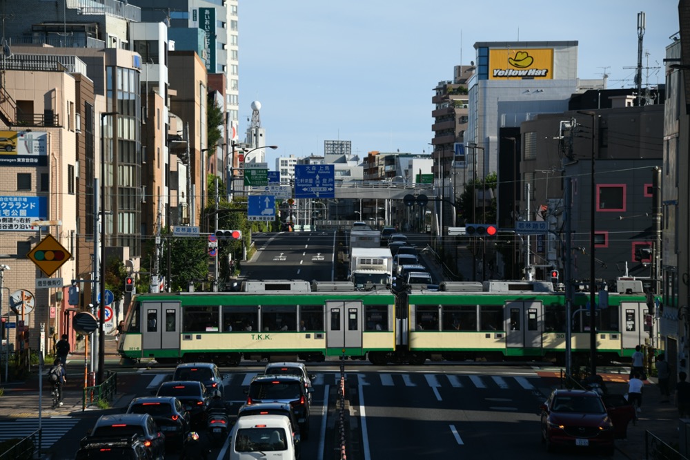 若林踏切を渡る301編成／2023年7月30日 若林〜西太子堂間