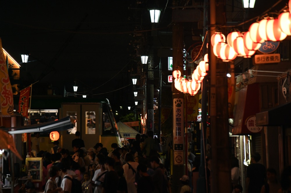 赤堤商店街ふれあい祭りの縁日の中を行く301編成／2023年8月23日 山下〜松原間