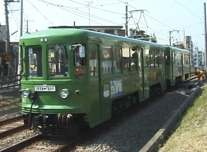 山下駅に向かって坂を下りる86-83編成／1999年3月14日 松原〜山下間