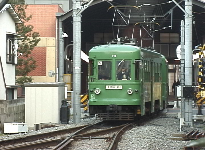 デハ75号引退前日、三軒茶屋駅を発車した76-75編成／1999年3月17日 三軒茶屋〜西太子堂間