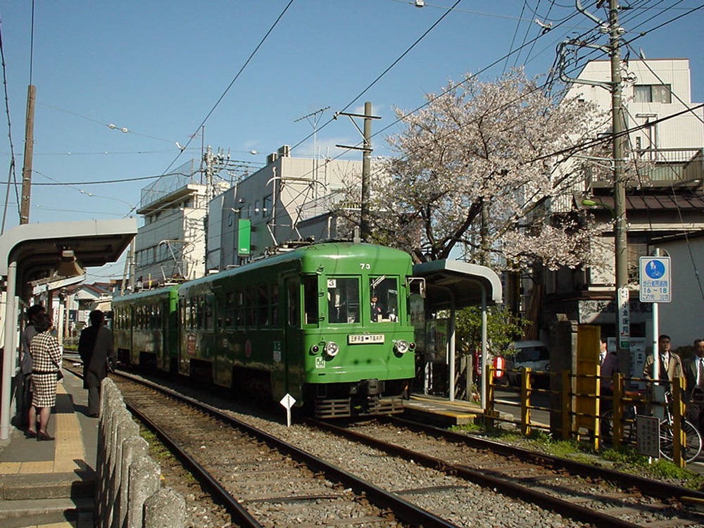 桜満開の松陰神社前駅に停車する74-73編成／1999年4月8日 松陰神社前駅