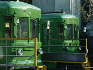 桜満開の松陰神社前駅に停車するデハ153号／1999年4月8日 松陰神社前駅