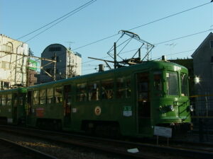 上町車庫で休むデハ71号・デハ77号／1999年4月8日 上町駅（上町車庫）