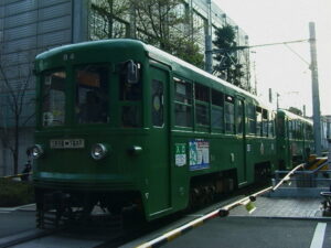 山下駅に進入する86-83編成／1999年5月30日 松原〜山下間