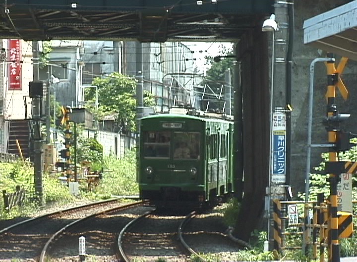 山下駅に進入する154-153編成／1999年5月30日 宮の坂〜山下間