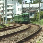 山下駅に向かって坂を下りる86-83編成／1999年3月14日 松原〜山下間