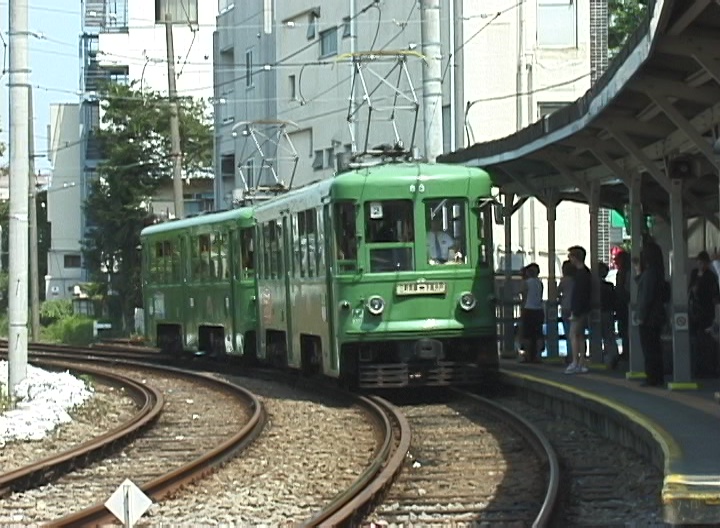 上町駅に到着する86-83編成／1999年5月30日 上町駅