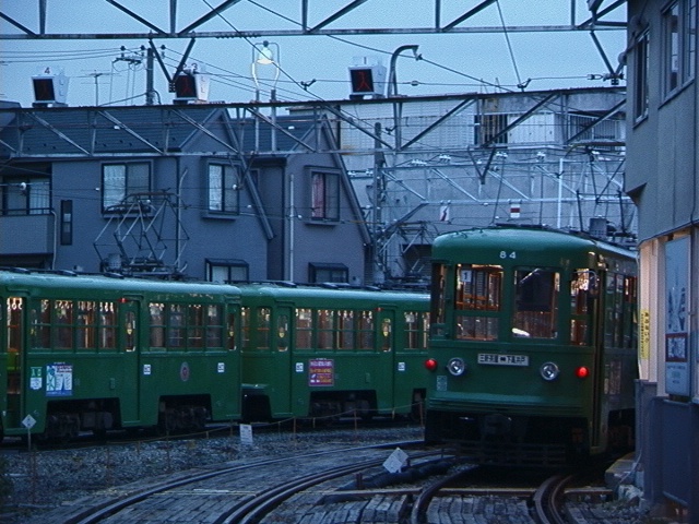 早朝の上町駅を出庫するデハ84号／1999年8月26日 上町駅