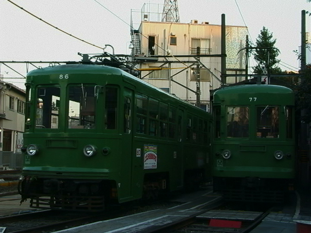 上町車庫に留置中のデハ86号・デハ77号／1999年10月28日 上町車庫