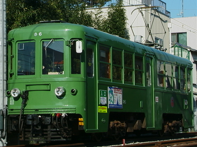 上町車庫に単車で留置中のデハ86号／1999年11月9日 上町車庫