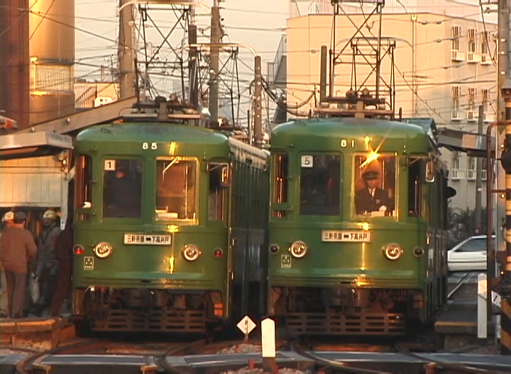 若林駅で並んだ86-85編成と82-81編成／2000年2月5日 若林駅