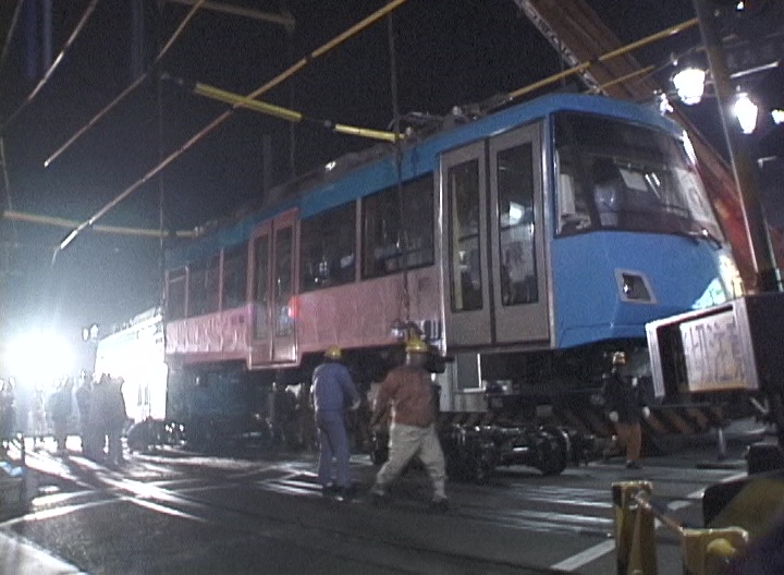 世田谷3号踏切道から搬入されるデハ302B号／2000年2月27日 上町駅