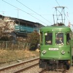 第4種踏切の松陰神社前3号踏切道を通過する82-81編成／2000年8月29日 世田谷〜松陰神社前間