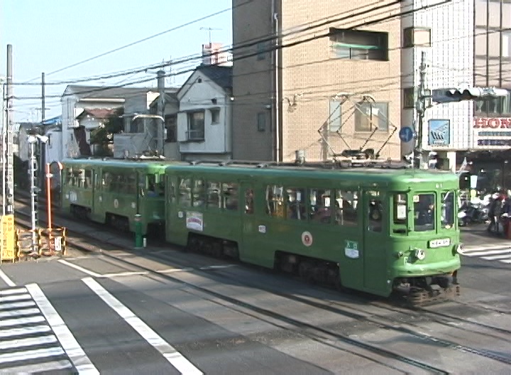 若林踏切を渡る82-81編成／2000年3月11日 西太子堂〜若林間（許可を得て撮影）