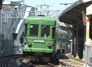 試運転中の302編成「東急TOPカード」と74-73編成のすれ違い／2000年3月13日 若林駅