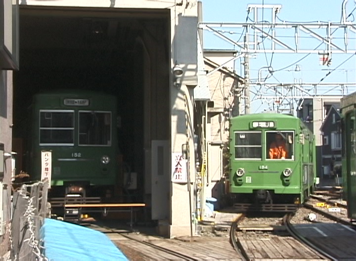 全般検査入場中のデハ152号の横に入庫する154-153編成／2000年3月18日 上町車庫