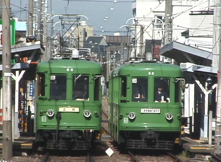 西太子堂駅で上町行きの86-151編成と82-81編成が並ぶ／2000年3月18日 西太子堂駅