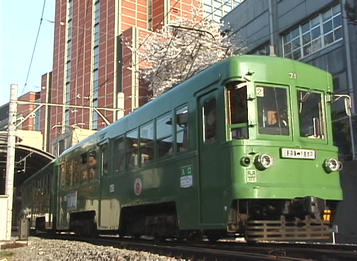 満開の桜をバックに三軒茶屋駅を発車する72-71編成／2000年4月7日 三軒茶屋〜西太子堂間