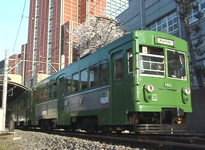 満開の桜をバックに三軒茶屋駅を発車する154-153編成／2000年4月7日 三軒茶屋〜西太子堂間