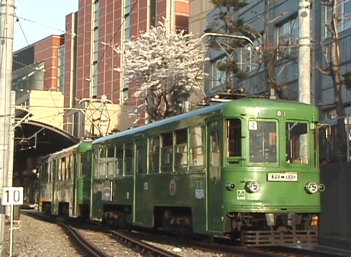 満開の桜をバックに三軒茶屋駅を発車する82-81編成／2000年4月7日 三軒茶屋〜西太子堂間