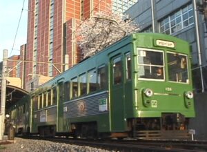 満開の桜をバックに三軒茶屋駅を発車する154-153編成／2000年4月7日 三軒茶屋〜西太子堂間