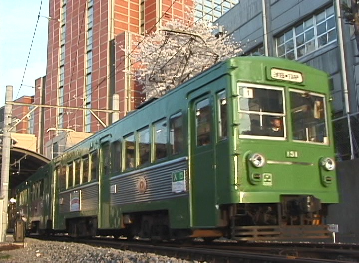 満開の桜をバックに三軒茶屋駅を発車する152-151編成／2000年4月7日 三軒茶屋〜西太子堂間