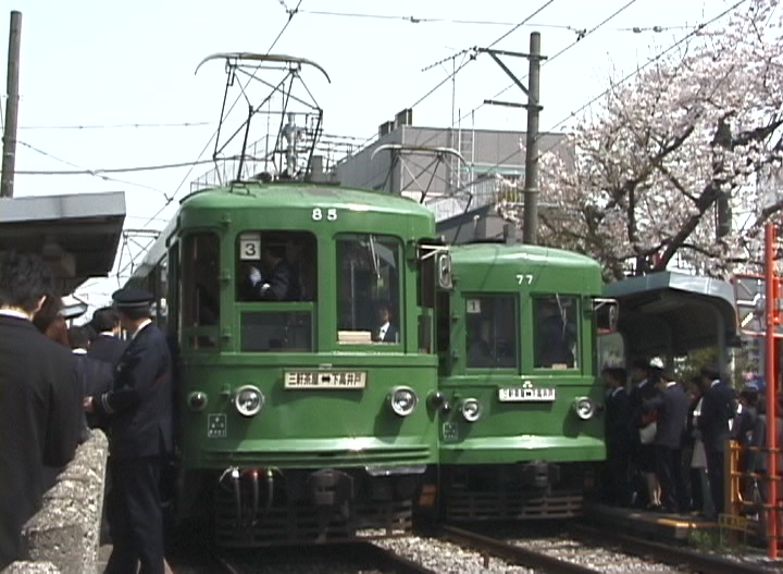 入学式で混雑する松陰神社前駅で並ぶ86-85編成と78-77編成／2000年4月8日 松陰神社前駅