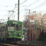 遅咲きの桜を横目に山下駅へ進入する154-153編成／2000年4月12日 山下〜松原間