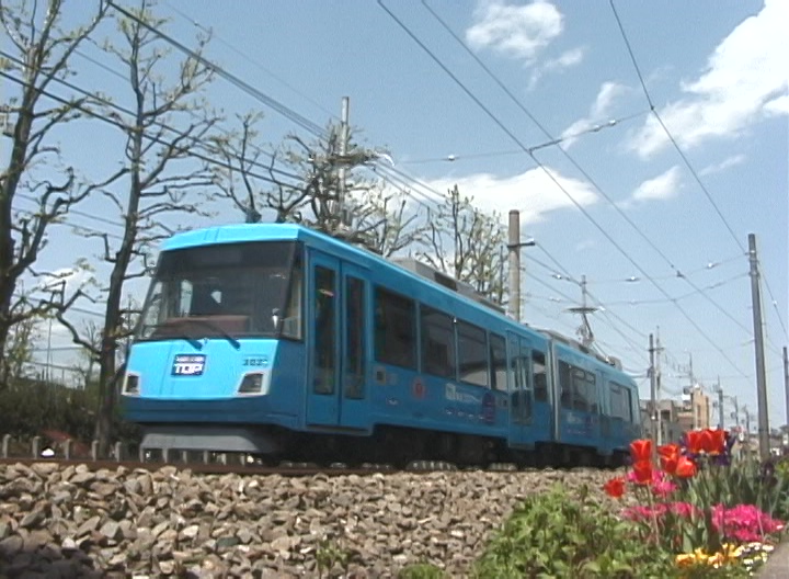 赤松公園の脇を走る302編成「東急TOPカード」／2000年4月23日 松原〜下高井戸間