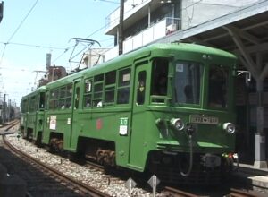 松陰神社前駅に進入する試運転の301編成「『サザエさん』マナー告知」／2000年5月1日 若林〜松陰神社前間