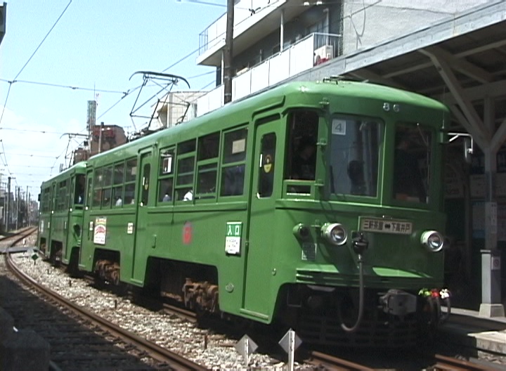 松陰神社前駅に停車中の86-85編成／2000年4月23日 松陰神社前駅