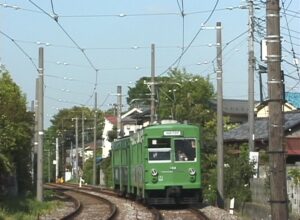 松原駅に進入する301編成「『サザエさん』マナー告知」と下高井戸駅へ向かう154-153編成／2000年4月23日 下高井戸〜松原間