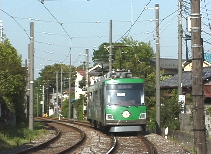 松陰神社前駅に進入する試運転の301編成「『サザエさん』マナー告知」／2000年5月1日 若林〜松陰神社前間