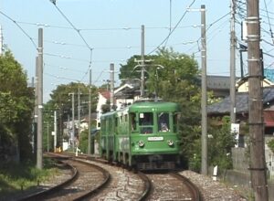 1運行で下り出庫する301編成「『サザエさん』マナー告知」／2000年5月3日 上町駅