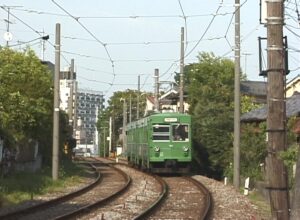 松陰神社前駅に進入する試運転の301編成「『サザエさん』マナー告知」／2000年5月1日 若林〜松陰神社前間