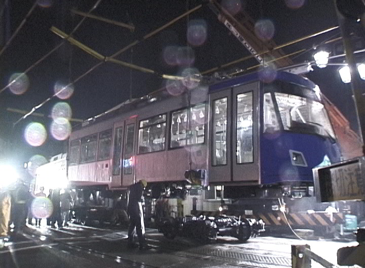 搬入作業中のデハ303B号車／2000年6月18日 上町駅