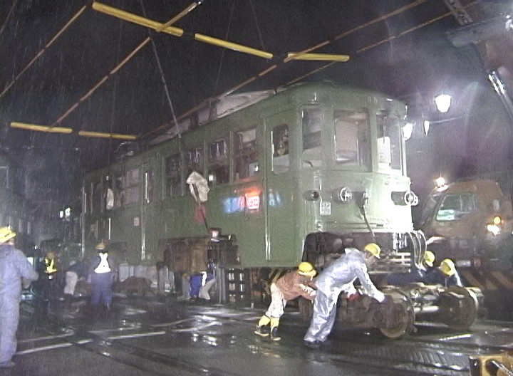 搬出作業中のデハ85号／2000年6月25日 上町駅