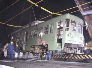 下高井戸駅で京王6000系と並ぶ82-81編成／2000年3月21日 下高井戸駅