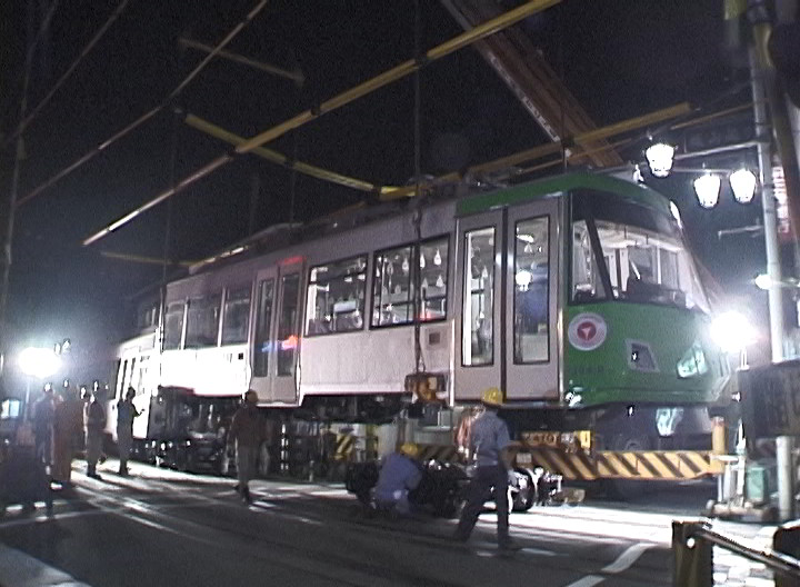 搬入作業中のデハ304B号／2000年7月2日 上町駅