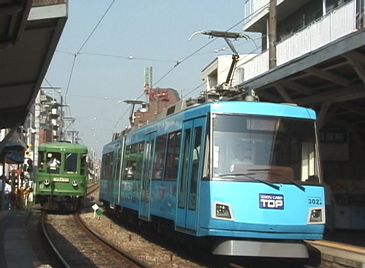 松陰神社前駅ですれ違う86-77編成と302編成「東急TOPカード」／2000年7月11日 松陰神社前駅