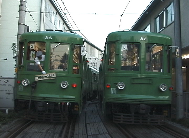 上町駅で出庫準備中の86-77編成と82-81編成／2000年7月11日 上町駅