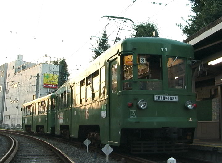 上町駅に停車中の86-77編成の下り初電／2000年7月11日